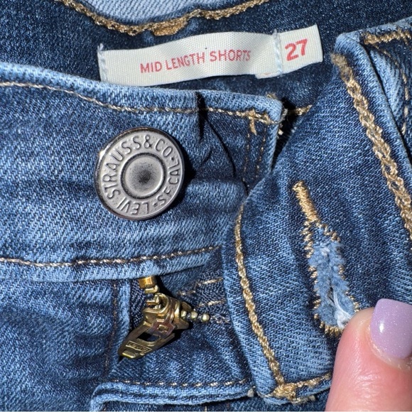 Levi’s Woman’s Mid Length Denim Shorts - Picture 4 of 6